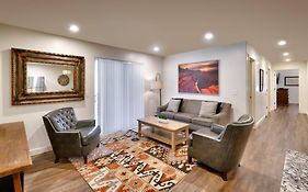 5D New Redcliff Condo, Pool & Hot Tub
